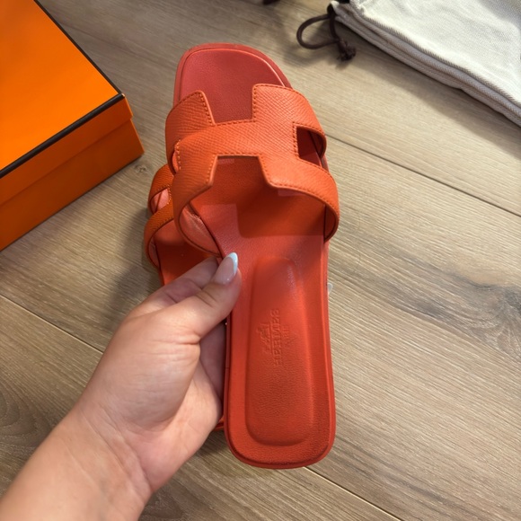 Authentic Hermes Orange Sandal. Worn shoes but in a wearable condition. - Picture 7 of 10